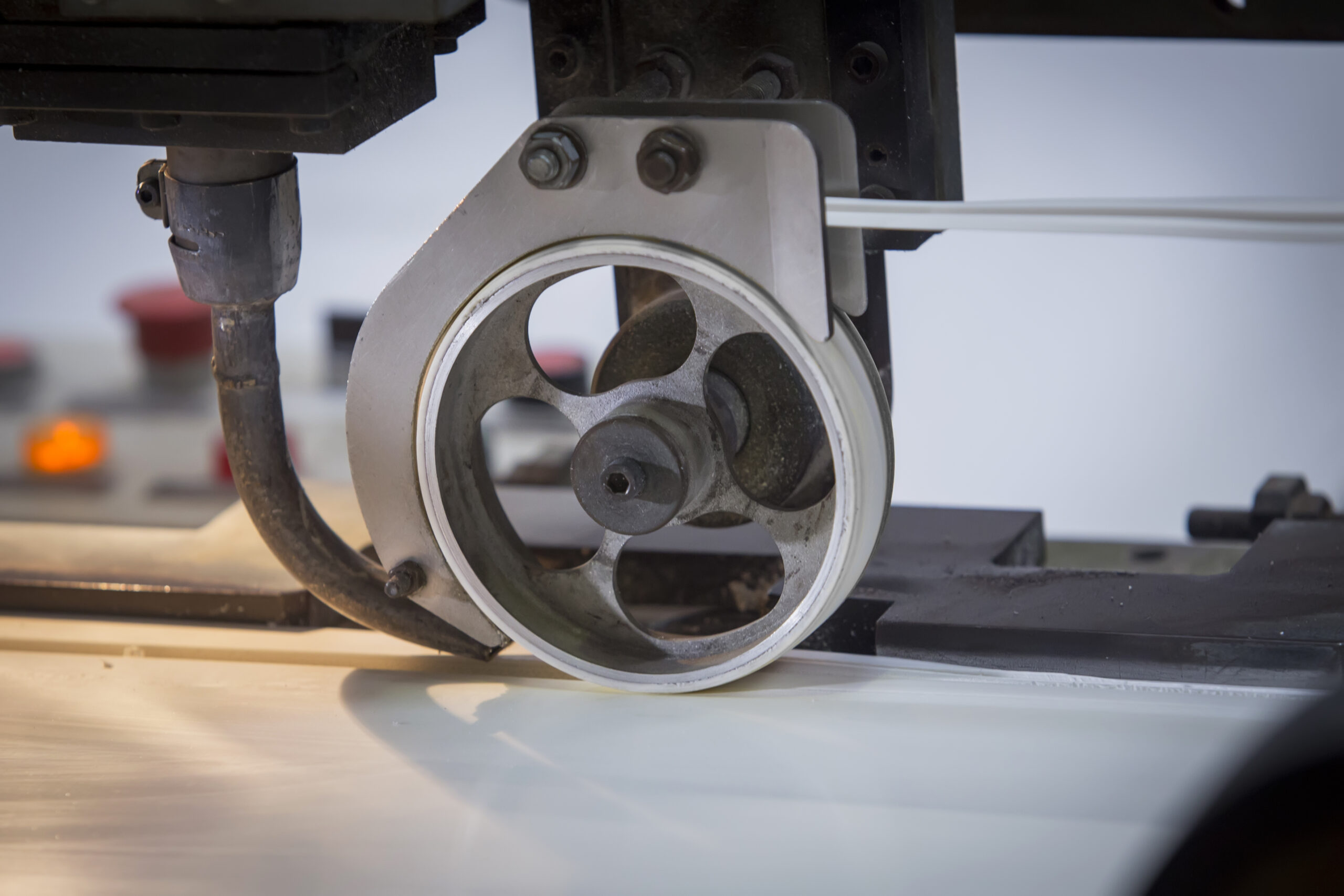 Maquina para sellar bordes de bandas